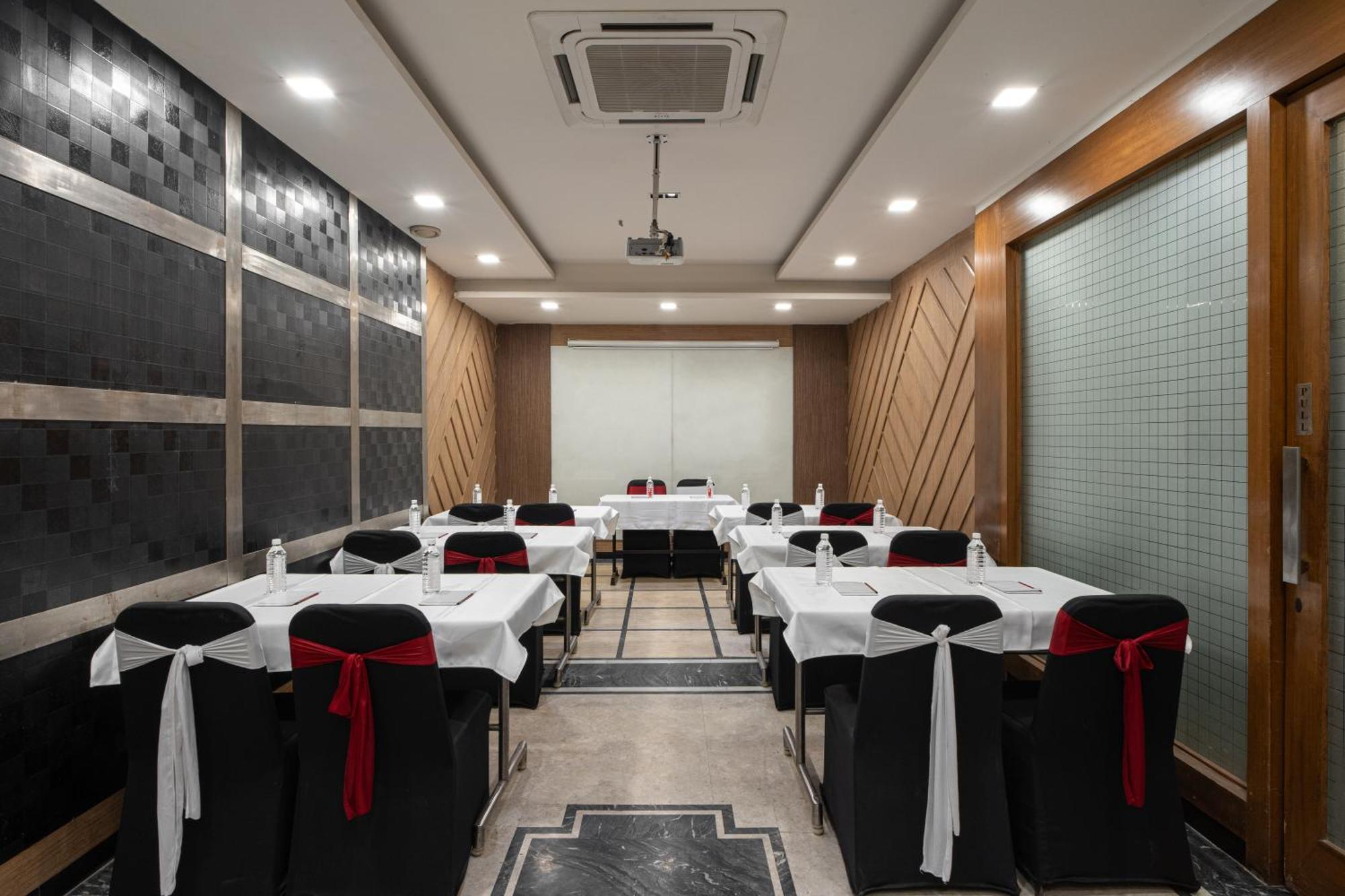 The Suncourt Hotel Yatri Delhi  Exterior photo