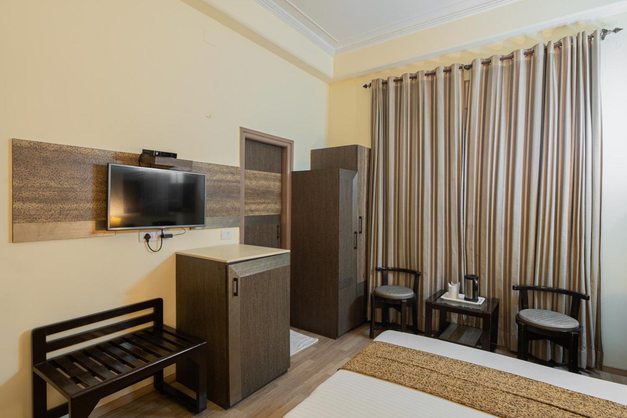 The Suncourt Hotel Yatri Delhi  Exterior photo