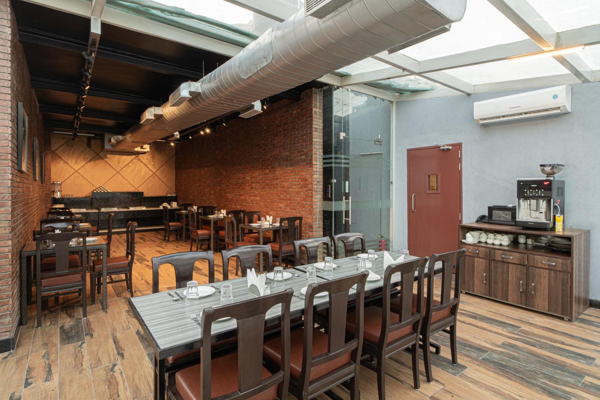 The Suncourt Hotel Yatri Delhi  Exterior photo