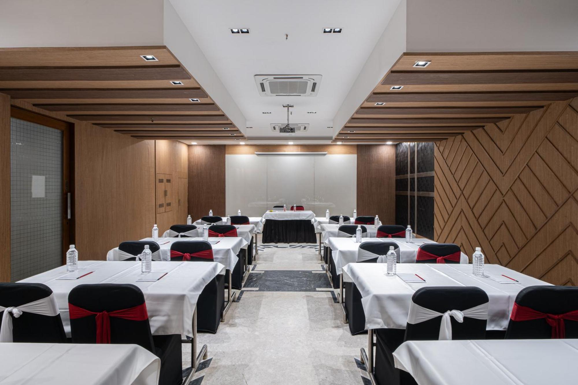 The Suncourt Hotel Yatri Delhi  Exterior photo