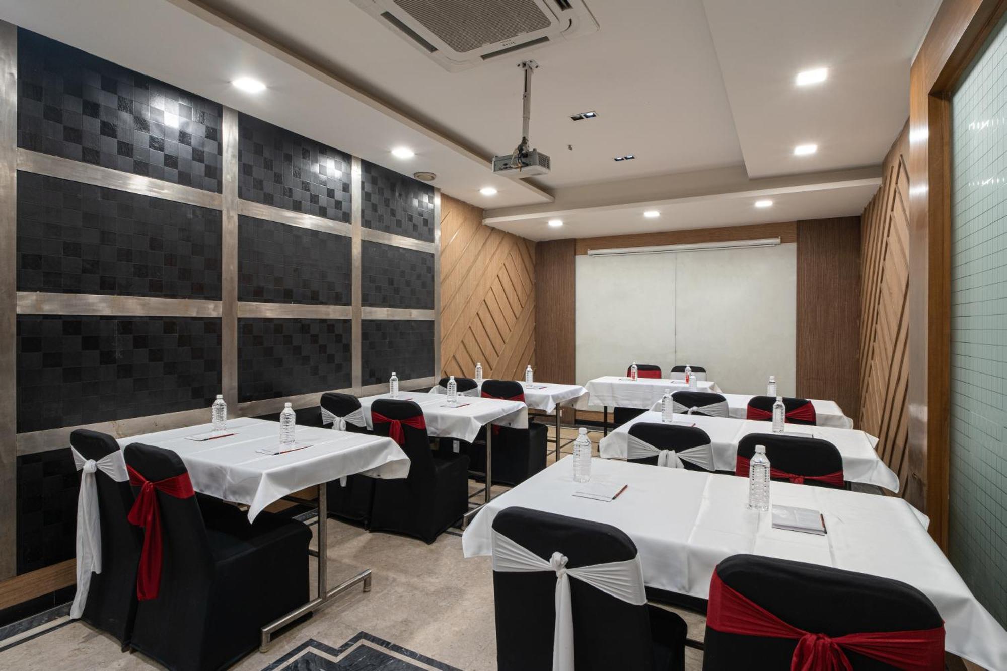 The Suncourt Hotel Yatri Delhi  Exterior photo