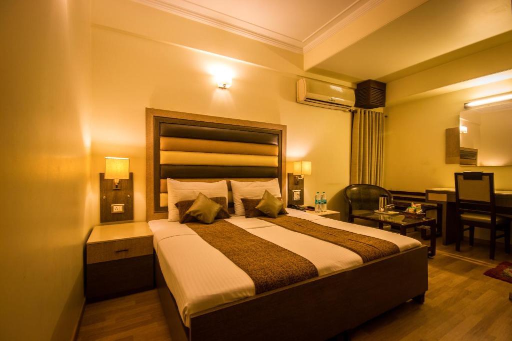 The Suncourt Hotel Yatri Delhi  Exterior photo