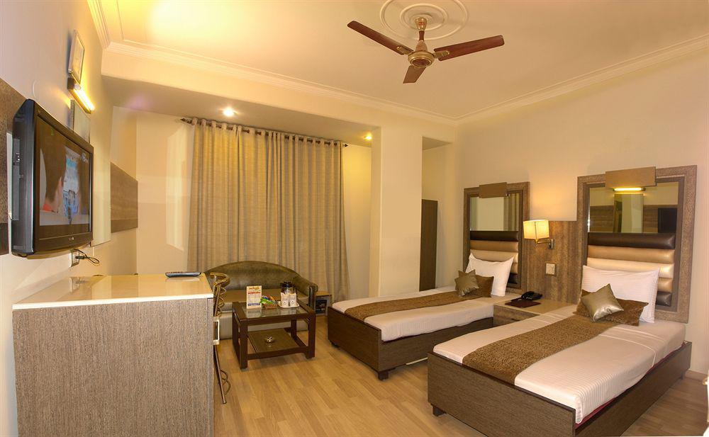 The Suncourt Hotel Yatri Delhi  Exterior photo
